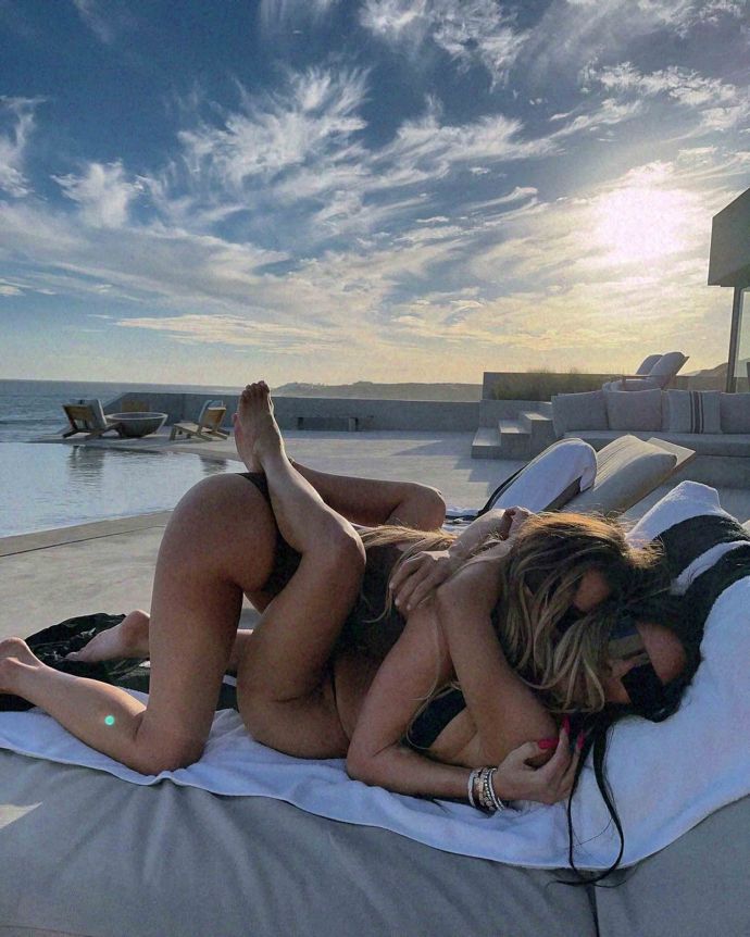 Ким Карадшьян устроили фотосессию, имитирующую бурный секс